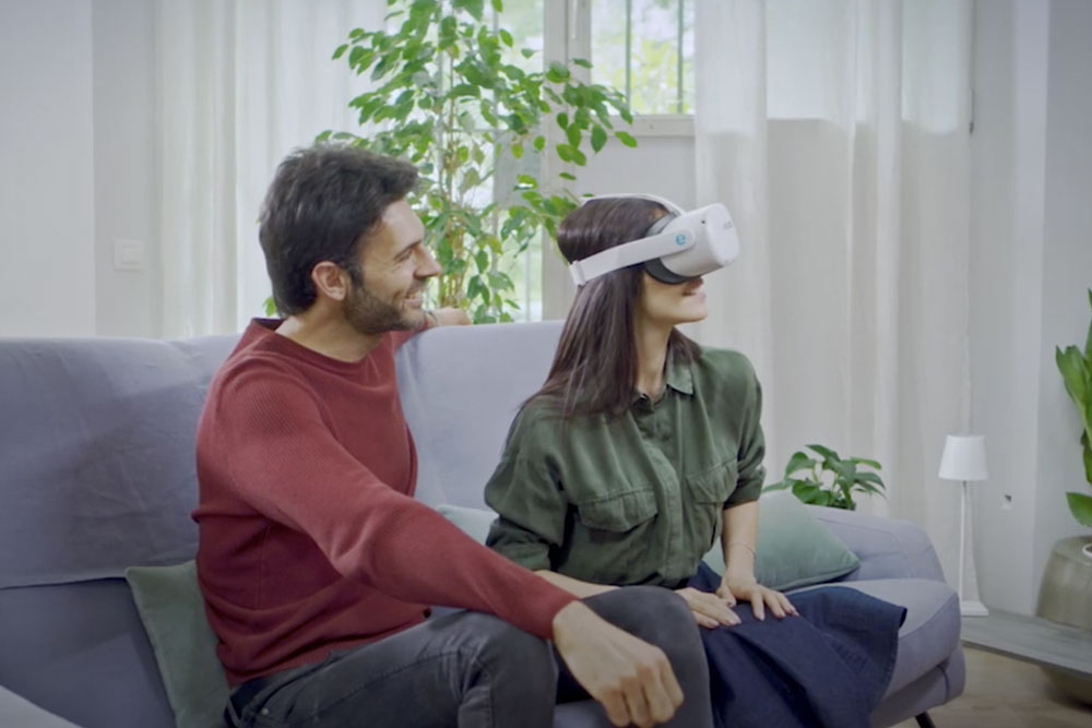 eticasa sul divano con visore